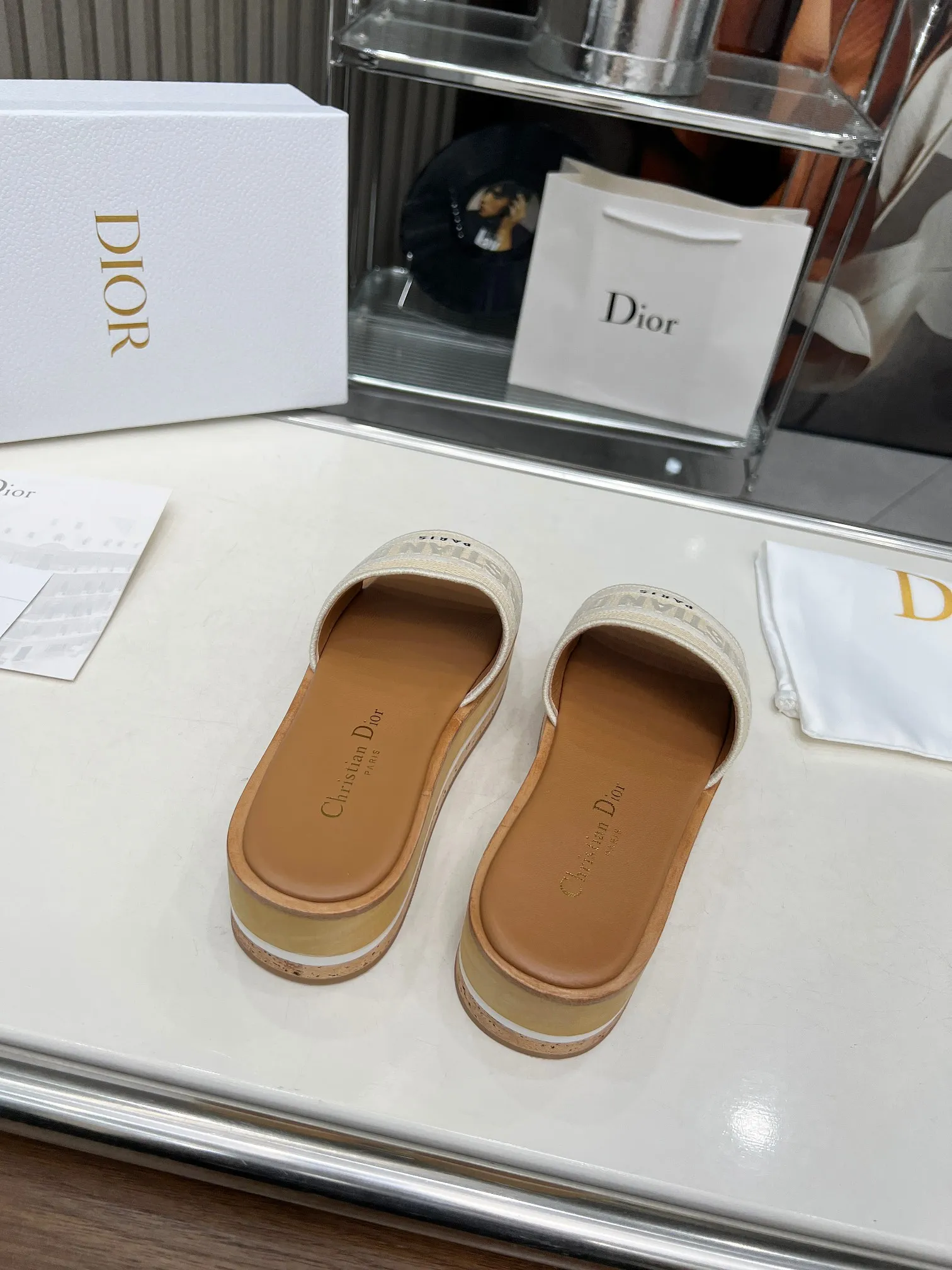 👟👟Ex-factory price 520👟👟 Dior's new spring and summer IVIETA DWAY jelly-colored flat-soled one-slip women's shoes with CD letter logo three-dimensional embroidery thick-soled round-toe open-toe slippers. The original version is developed to be the top version on the market. It feels soft and delicate on the feet and is extremely comfortable. Material: Upper imported raffia electric embroidery high-temperature water-soluble cotton technical fabric + water-dyed cowhide foot lining + original consistent combination outsole Outsole: original outsole Size: 35-42 (40.41.42 custom-made, non-refundable and non-exchangeable)